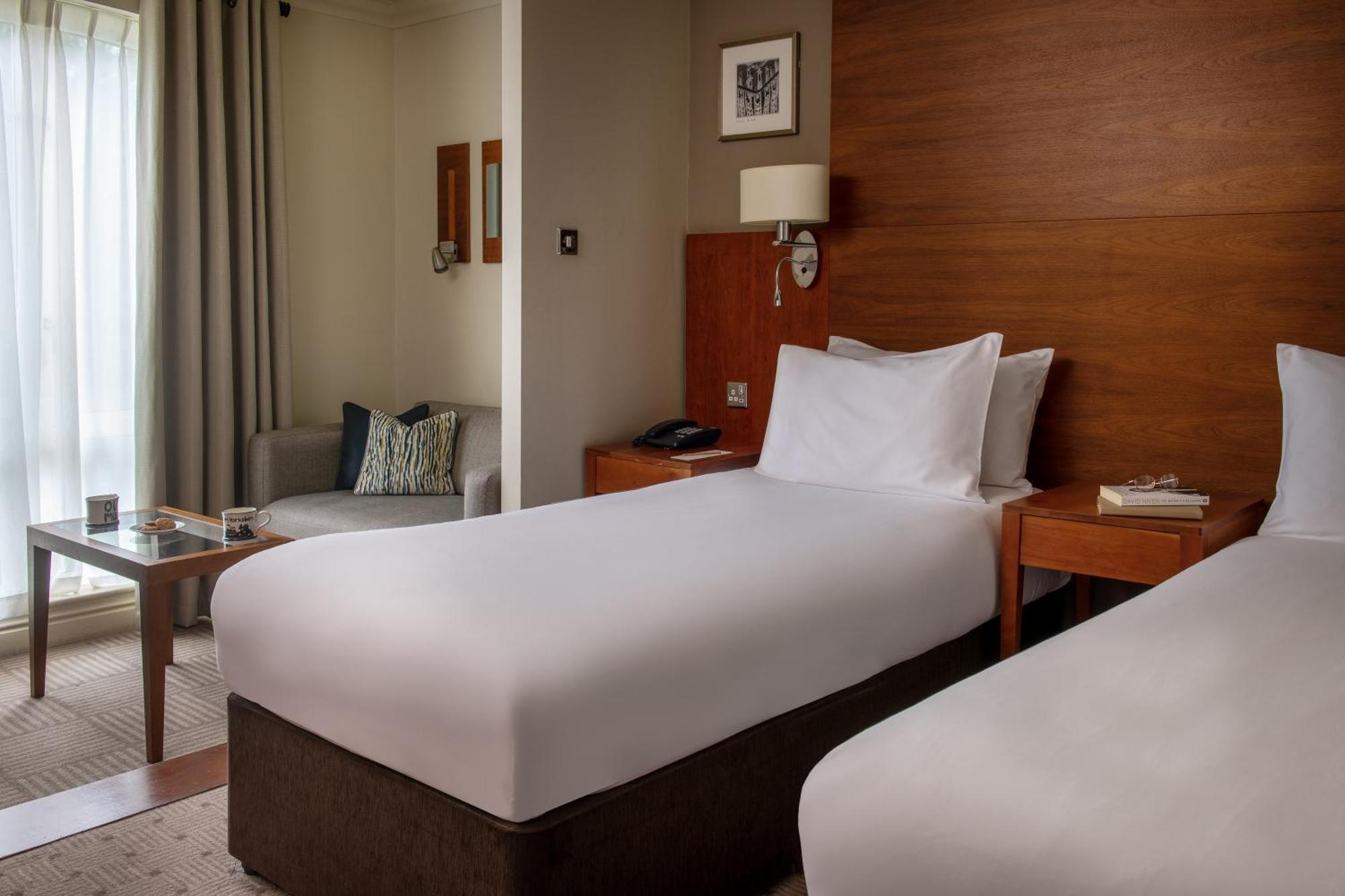 Thorpe Park Hotel And Spa ليدز المظهر الخارجي الصورة